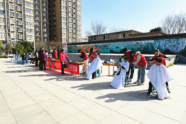 公司团委开展“爱心义剪+义诊+便民利民”学雷锋志愿...